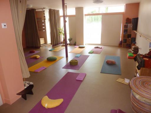 Un sol chauffant finlandais, très agréable. Pratiquer le Yoga sur un sol chauffé.