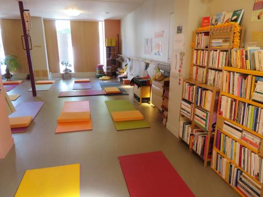 Du yoga... mais aussi de la lecture. La salle de yoga et sa bibliothèque