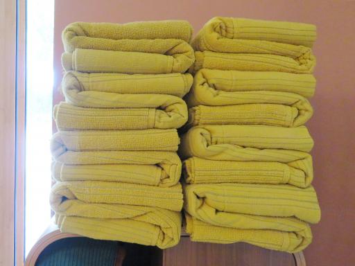 Des serviettes pour couvrir les tapis. Des serviettes à disposition pour les cours de yoga à Chaville.