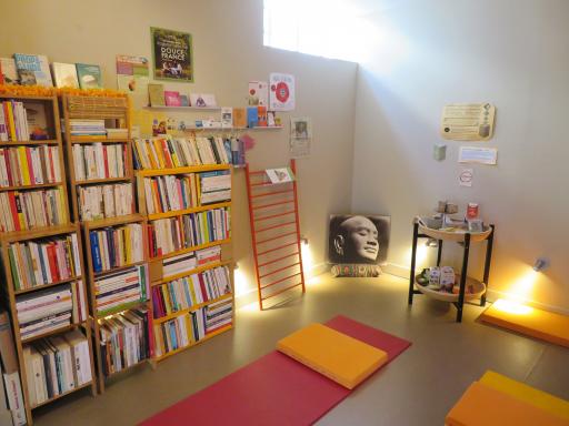 Un grand choix de livres sur le yoga / bien-être / philosophie / écologie... Une bibliothèque très fournie sur le Yoga, réservée aux élèves.